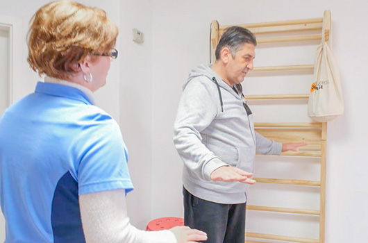 /Ergotherapie/Das Pflegeteam Behrens - Arbeit in der Ergotherapie mit Patient.jpg